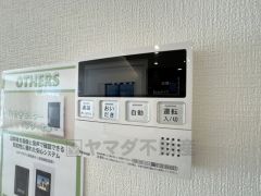 キッチン横からお湯張り、追い炊き、足し湯がボタン一つで楽々操作できる給湯機リモコンです＾＾忙しい夕飯の準備の時間帯に重宝しますね。