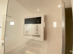 給湯器リモコンはキッチン横からボタンひとつで操作が楽々。通話ボタン付きでお子様とも会話ができて安心です。