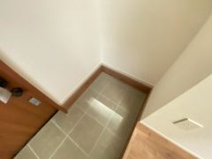 シューズインクロークも完備されており、玄関収納も問題ありません。家族全員の靴がきれいに整頓できます。