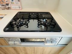 同時にたくさんの料理が調理できる3口コンロ。長時間熱を通しておきたい煮込み料理を作りながら、炒め物など同時進行で進められます。
