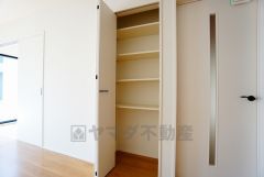同仕様写真。まとめ買いしてもこの収納量なら心配要らずのパントリー。調理家電や食品のストックをすっきりまとめられ、キッチン周りを広々使えます。