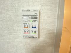 雨の日の洗濯も安心できる浴室暖房乾燥機付き浴室。リモコンで操作もボタン1つで簡単。 浴室暖房乾燥機には、暖房、乾燥、涼風、換気の4つの機能が付いています。タイマー付きです。