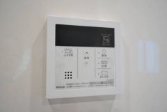 キッチン横に給湯器リモコンを設置していますので、忙しい時間帯でもスイッチ一つでお風呂の用意ができますよ＾＾