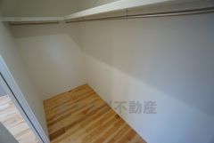 収納力豊富なウォークインクローゼット付き。洋服や小物などを1箇所にまとめて美しい収納を実現します。