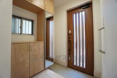 同仕様写真。たっぷり収納できるシューズボックスです。家族全員の靴がきれいに整頓できます。棚の上にお花や写真を飾っても良いですね。