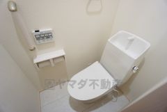 同仕様写真。温水洗浄機付トイレです。節水機能もあるので、安心して使えますね。もちろん、1階2階の2ヶ所にトイレがあるので、忙しい朝にもゆとりができますね。