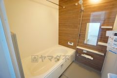 1日の疲れを癒すくつろぎのバスルーム。足を伸ばしてもゆったりと入れるサイズです。お子様と一緒にお風呂に入っても狭くないですね^^