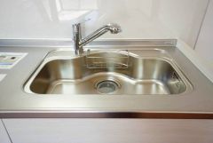 広々とした凸型シンクに洗剤ポケットを標準装備。大きなお鍋など洗いやすいです。洗剤や石鹸、スポンジもすっきりできる収納付き。