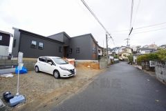 前面道路は公道北西側約4.5ｍ。車の通行が少なく小さなお子様がいるご家庭でも安心して過ごせます＾＾