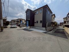 前面道路は公道北西側約4ｍ、北東側約5.6ｍ。角地で陽当たり・風通し良好＾＾