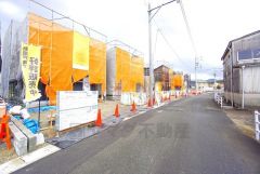 前面道路は北側公道約6.2ｍ。幅広く交通量も少ない為安心して離合できます＾＾