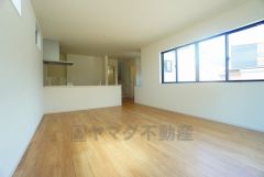 家族が集まる開放的なリビング。約19帖の大空間で毎日のお食事が楽しみです＾＾思い思いの時間を過ごしたり、家族みんなで食事をしたり、素敵な団らんの場になりますね。