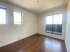2面採光を確保した明るい室内は、風通しも良く、大変居心地の良い空間となっております。爽やかな風を感じて起きる朝は、快適生活の始まりに。