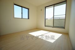 同仕様写真。寛ぎの時間を紡ぎだす主寝室は、大型ベッドを置いても余裕の広さを確保しています。