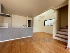 ご年配の方でも安心できる、手すり付き階段です＾＾段差も低めで設定されてますので安全性にも優れてますね＾＾