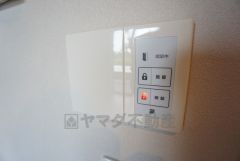 玄関錠の開錠施錠がリビングから出来ます。