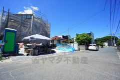 前面道路は公道東側約6.1ｍ、南側約6.3ｍ。幅広いため車の離合もスムーズです＾＾ＪＲ後藤寺線とＪＲ筑豊本線の2沿線を利用可能。通勤や通学に便利＾＾