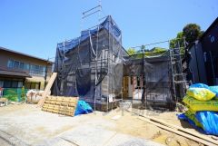 現地（2025年4月）撮影写真。 2025年6月完成予定。 同一ハウスメーカー物件内覧可能です。お気軽にお問い合わせください＾＾