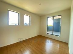 2面採光を確保した明るい室内は、風通しも良く、大変居心地の良い空間となっております。爽やかな風を感じて起きる朝は、快適生活の始まりに。