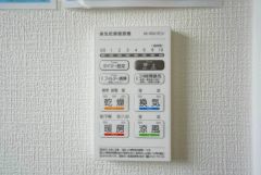 浴室暖房乾燥機には、暖房、乾燥、涼風、換気の4つの機能が付いています。タイマー付きです。