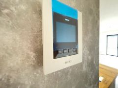 防犯性、セキュリティ対策に安心できるテレビモニター付きインターフォンです。セールスマン対策にもなり安心できます。