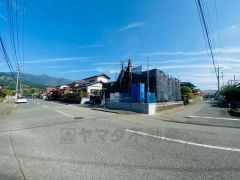 前面道路は約12ｍと広く駐車や離合もスムーズにできます＾＾ カースペースは停めやすい並列駐車3台付きです＾＾