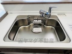 広々とした凸型シンクに洗剤ポケットを標準装備。大きなお鍋など洗いやすいです。洗剤や石鹸、スポンジもすっきりできる収納付き。