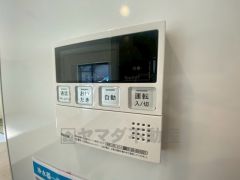 キッチン横からお湯張り、追い炊き、足し湯がボタン一つで楽々操作できる給湯機リモコンです＾＾忙しい夕飯の準備の時間帯に重宝しますね。