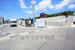 前面道路は6ｍと駐車がスムーズにできます＾＾ 居住者のみの通行で交通量が少なく小さなお子様がいるご家庭も安心です＾＾