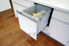 家事の時間が短縮できる食器洗浄乾燥機付。後片付けもラクラクです。 食器を洗う手間が減るので家族とのコミュニケーションの時間や自分の時間が増えますね。