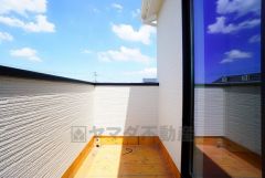 お洗濯物を干すスペースとしても十分な広さがあります。  お天気の良い日はお洗濯物がよく乾きそうな日当たり良好のバルコニー＾＾