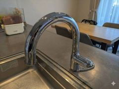 広々とした凸型シンクに洗剤ポケットを標準装備。大きなお鍋など洗いやすいです。洗剤や石鹸、スポンジもすっきりできる収納付き。