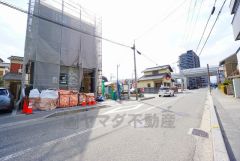 前面道路は北西側約9.8ｍ。 水城IC車で約9分（2.6ｋｍ）