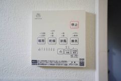 雨の日の洗濯も安心できる浴室暖房乾燥機付き浴室。リモコンで操作もボタン1つで簡単。 浴室暖房乾燥機には、暖房、乾燥、涼風、換気の4つの機能が付いています。タイマー付きです。