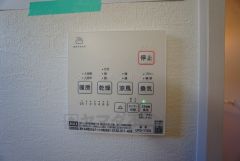 雨の日の洗濯も安心できる浴室暖房乾燥機付き浴室。リモコンで操作もボタン1つで簡単。