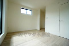 住む人のこだわりを活かす洋室＾＾日当たりがよく、寝室としての利用もおすすめ。広めのクローゼットもあり荷物もすっきり片付けれ、ゆとりのある暮らしが出来ます＾＾