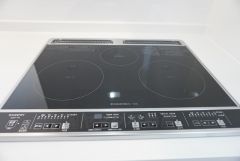 同仕様写真。お手入れのしやすいIHクッキングヒーターです。 3口コンロなので、効率よくお料理が楽しめます。毎日のお料理も楽しくなりますね＾＾