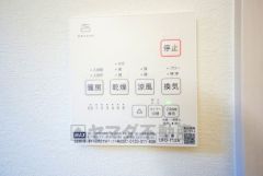 浴室暖房乾燥機には、暖房、乾燥、涼風、換気の4つの機能が付いています。タイマー付きです。