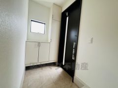 たっぷり収納できるシューズボックスです。家族全員の靴がきれいに整頓できます。棚の上にお花や写真を飾っても良いですね。