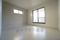 同仕様写真。住む人のこだわりを活かす洋室＾＾日当たりがよく、寝室としての利用もおすすめ。広めのクローゼットもあり荷物もすっきり片付けれ、ゆとりのある暮らしが出来ます＾＾