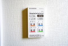 浴室暖房乾燥機には、暖房、乾燥、涼風、換気の4つの機能が付いています。タイマー付きです。