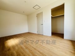全居室にはたっぷり収納できる大型クローゼットを設置しています。窓には断熱性・保温性にすぐれ、省エネ効果のあるペアガラスを採用。冬には結露を防止します。