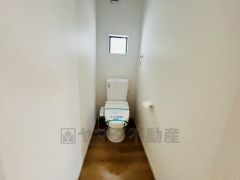 温水洗浄機付トイレです。節水機能もあるので、安心して使えますね。もちろん、1階2階の2ヶ所にトイレがあるので、忙しい朝にもゆとりができますね。