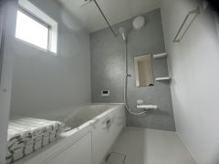 1日の疲れを癒すくつろぎのバスルーム。足を伸ばしてもゆったりと入れるサイズです。お子様と一緒にお風呂に入っても狭くないですね^^