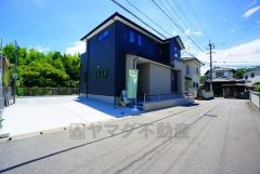 前面道路は交通量が少なく小さなお子様がいるご家庭も安心です＾＾ カースペースは停めやすい並列駐車4台付き。