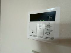 キッチン横に給湯器リモコンを設置していますので、忙しい時間帯でもスイッチ一つでお風呂の用意ができますよ＾＾