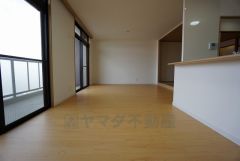 対面式キッチンを中心としたリビングダイニングで家族の会話が弾みそうです。思い思いの時間を過ごしたり、家族みんなで食事をしたり、素敵な団らんの場になりますね。