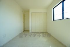 同仕様写真。明るい洋室です。ナチュラル色のフローリングで開放的な優しい雰囲気になっています＾＾ベッドや机、ＴＶを置いてもゆとりのある広さです。