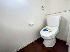 温水洗浄機付トイレです。節水機能もあるので、安心して使えますね。もちろん、1階2階の2ヶ所にトイレがあるので、忙しい朝にもゆとりができますね。