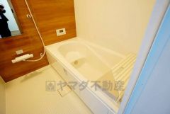 1日の疲れを癒すくつろぎのバスルーム。足を伸ばしてもゆったりと入れるサイズです。お子様と一緒にお風呂に入っても狭くないですね^^